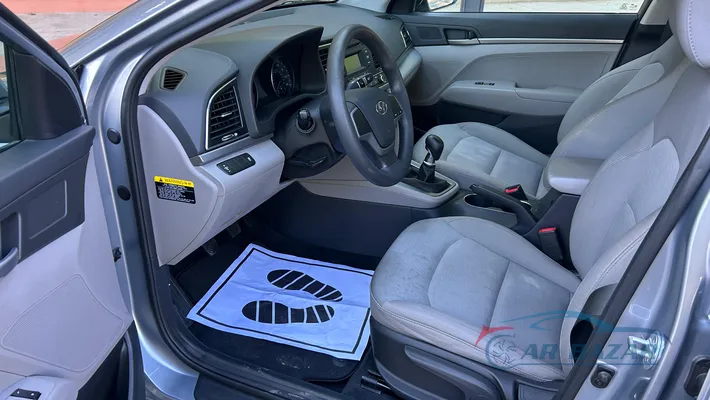 2017 HYUNDAI Elantra SE Base