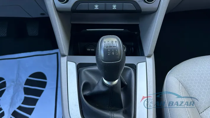 2017 HYUNDAI Elantra SE Base